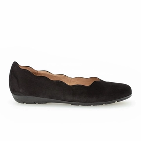 Gabor 166 Scalloped Flat (Women) - Schwarz Samtchevreau Urban Chic Smooth Lines