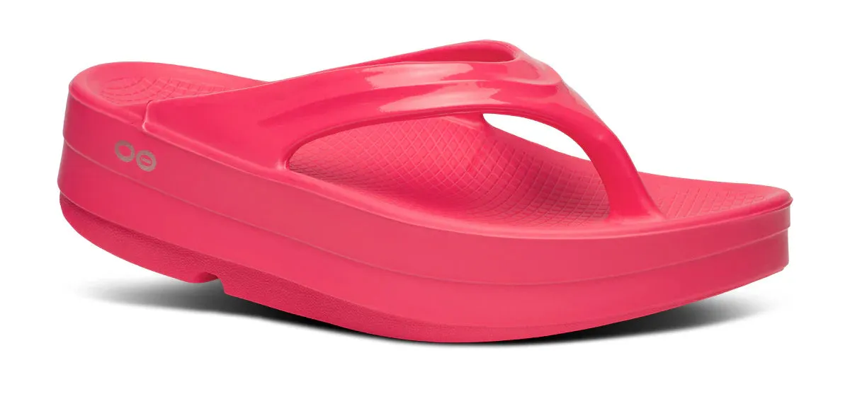 OOFOS WOMENS OOMEGA THONG - NEON BERRY soccer players' traction