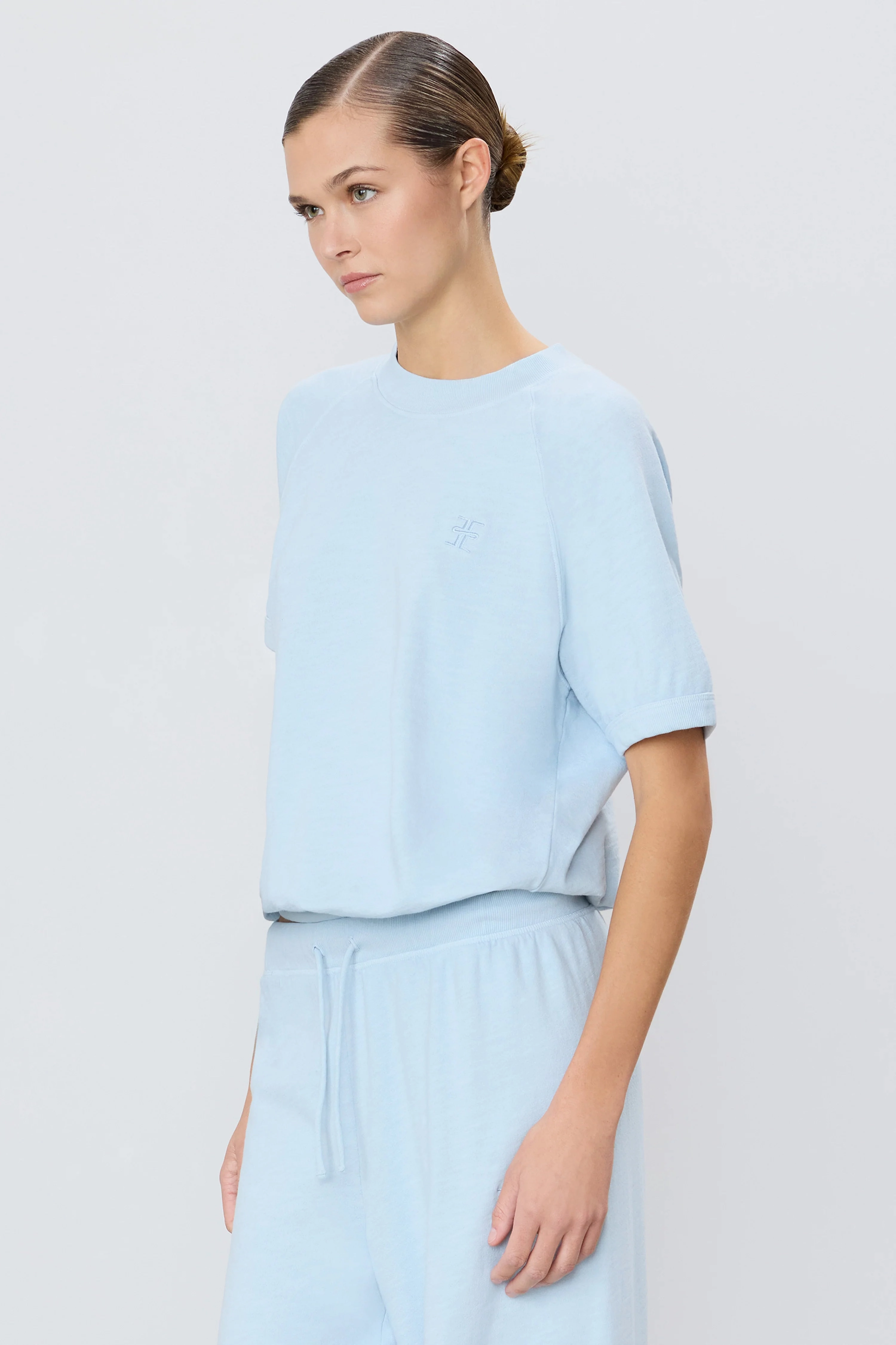 Short Sleeve Raglan Sweatshirt in Dusty Blue Magnetic Closure Trend Vibe