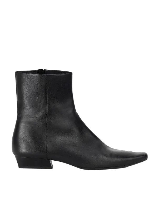 Sturdy materials Wally Flat Ankle Boot in Black